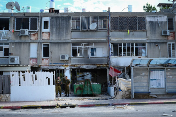 בניין דירות באשקלון שנפגע מרקטה (צילום: דוד טברסקי)