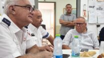 יו"ר ההסתדרות ארנון בר-דוד (מימין) עם עובדי תחנת מגן דוד אדום בנתיבות (צילום: דוברות ההסתדרות)