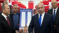 ראש הממשלה בנימין נתניהו (שני מימין) ושר הכלכלה ניר ברקת (משמאל) בביקור בסניף רשת קארפור בישראל עם פתיחתה, מאי 2023 (צילום ארכיון: ערוץ היוטיוב של משרד ראש הממשלה)