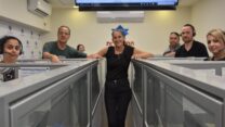 חסיה בכר (במרכז), מנהלת מוקד המידע והשירות של ההסתדרות, עם עובדי המוקד (צילום: הדס יום טוב)