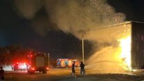 המתבן בקיבוץ נצר סירני עולה באש. מצלמות האבטחה תיעדו את רגעי ההצתה (צילום: קיבוץ נצר סירני)