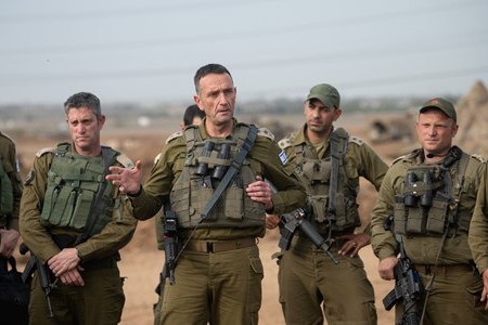 הרמטכ"ל בשיחה עם לוחמים בדרום (צילום: דובר צה"ל)
