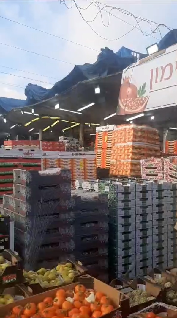 מרכז איסוף של מרחב ירושלים לירקות ופירות עבור תושבים שפונו מעוטף עזה (צילום: ההסתדרות במרחב ירושלים)