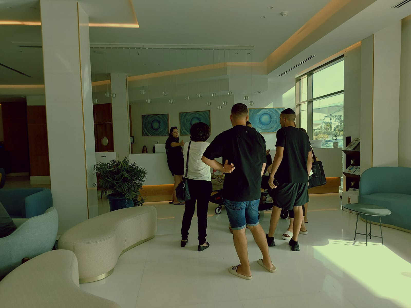 תור לעמדת הקבלה. "כשמחזיקים אנשים בתוך סיר לחץ כזה, ברקע הטראומה והעקירה הזו, המתח עולה מאוד" (צילום: הדס יום טוב)