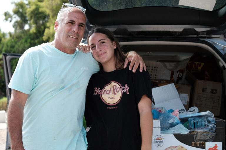משפחת קדוש מבנימינה בחמ"ל האזרחי בקריית שמונה. "תתחילו לקחת, חבר'ה" (צילום: דוד טברסקי)