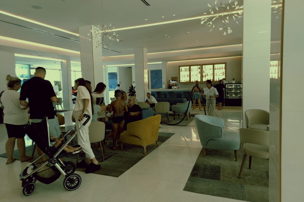 מפונים בלובי של מלון הרברט סמואל בים המלח (צילום: הדס יום טוב)