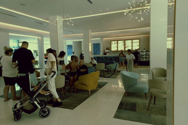 מפונים בלובי של מלון הרברט סמואל בים המלח (צילום: הדס יום טוב)