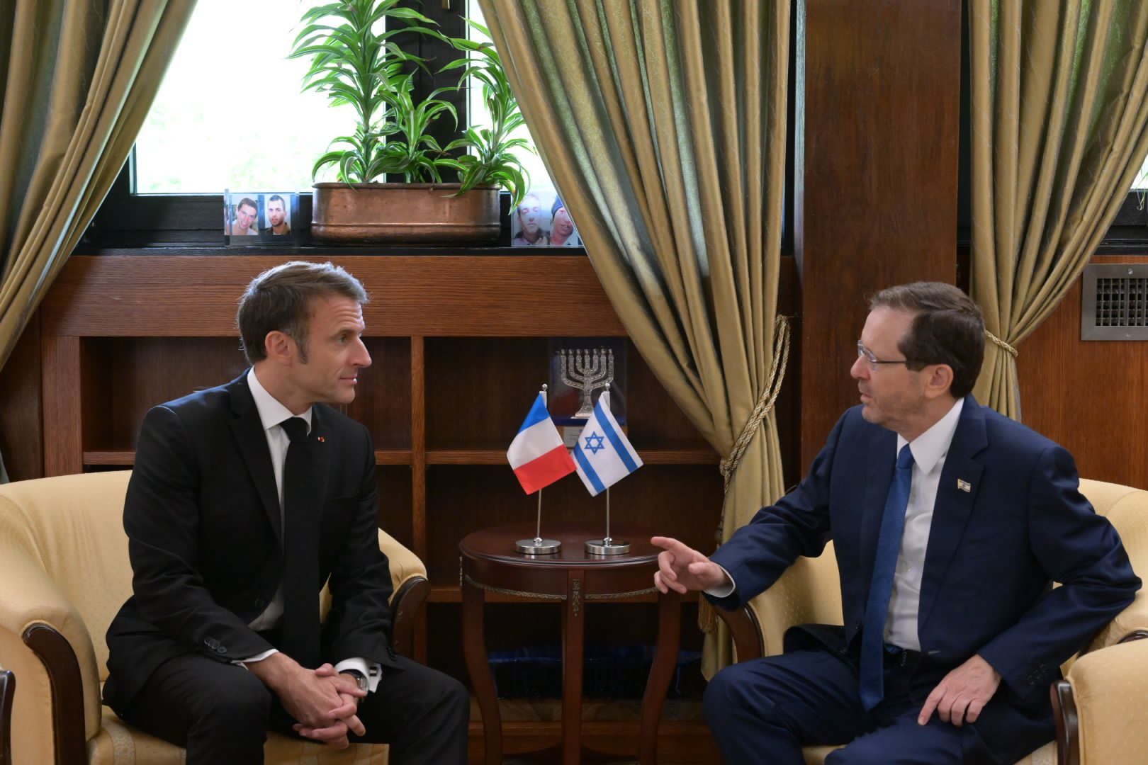 נשיא המדינה הרצוג עם נשיא צרפת מקרון (צילום: עמוס בן גרשום/ לע״מ)