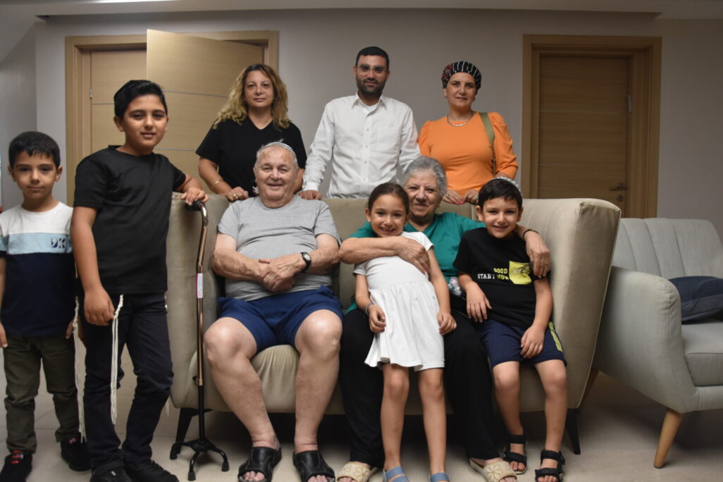 ויויאן וריימונד (על הספה), עומדים (מימין)_ אריאלה, אליה וטלי. עם חלק מהנינים והנכדים (צילום: הדס יום טוב) ויויאן וריימונד (על הספה), עומדים (מימין)_ אריאלה, אליה וטלי. עם חלק מהנינים והנכדים (צילום: הדס יום טוב)