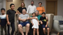 ויויאן וריימונד (על הספה), עומדים (מימין)_ אריאלה, אליה וטלי. עם חלק מהנינים והנכדים (צילום: הדס יום טוב)