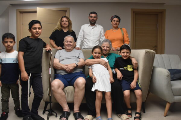 ויויאן וריימונד (על הספה), עומדים (מימין)_ אריאלה, אליה וטלי. עם חלק מהנינים והנכדים (צילום: הדס יום טוב)