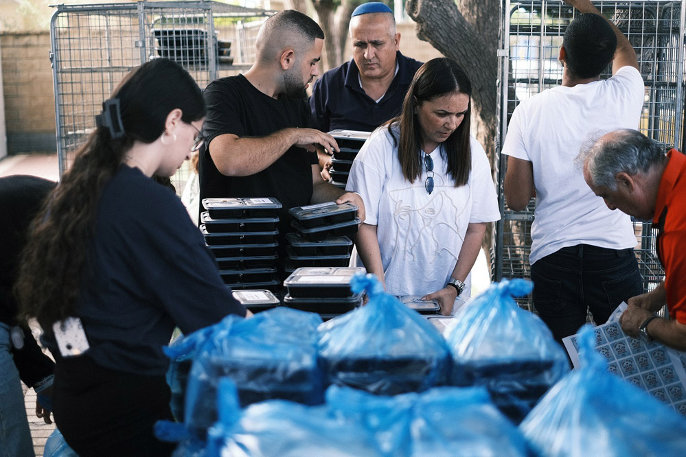 מתנדבים אורזים חבילות מזון (צילום: דוד טברסקי)