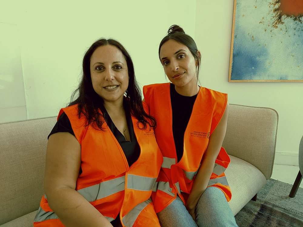 מירב דורפמן (משמאל) ויובל, עובדות סוציאליות שמתגברות את שלוחת מרכז החוסן של שדרות במלון דייויד. "נדרשת כאן המון עבודה קהילתית, זה האתגר הכי גדול. אני מאוד מאמינה שאנחנו יכולים להתמודד איתו" (צילום: הדס יום טוב)