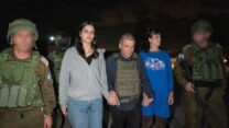 תמונה ראשונה של יהודית ונטלי רענן אחרי שחרורן משבי חמאס (צילום: מתוך רשתות חברתיות, לפי סעיף 27א' לחוק זכויות יוצרים)