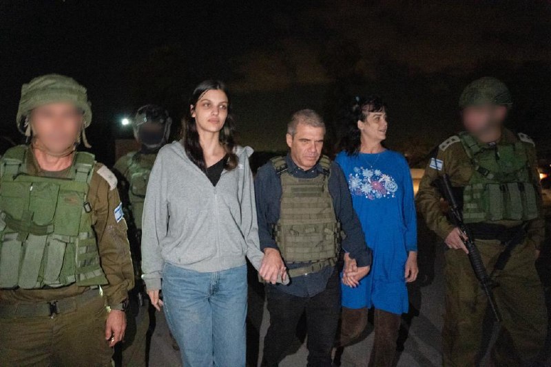 תמונה ראשונה של יהודית ונטלי רענן אחרי שחרורן משבי חמאס (צילום: מתוך רשתות חברתיות, לפי סעיף 27א' לחוק זכויות יוצרים)