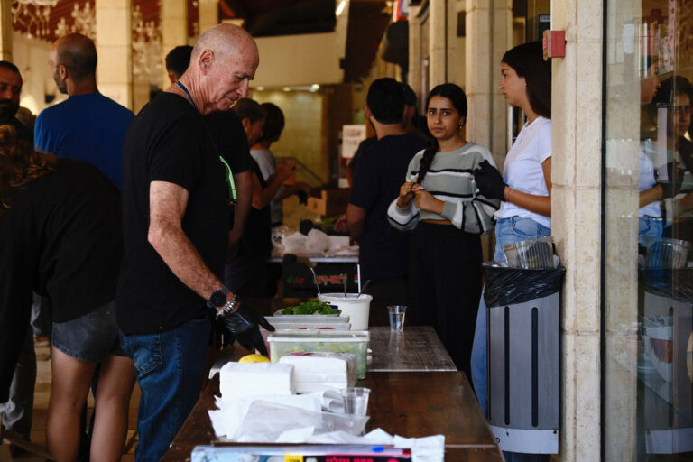 מכינים כריכים בחמ"ל האזרחי בראש פינה (צילום: דוד טברסקי)