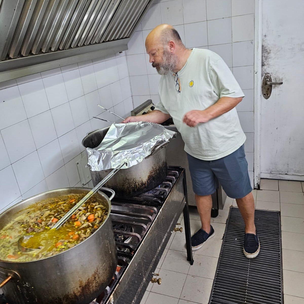 השף יונתן רושפלד מבשל למשפחות שהתפנו מאשקלון (צילום: ענבל ג'וריני פרץ)