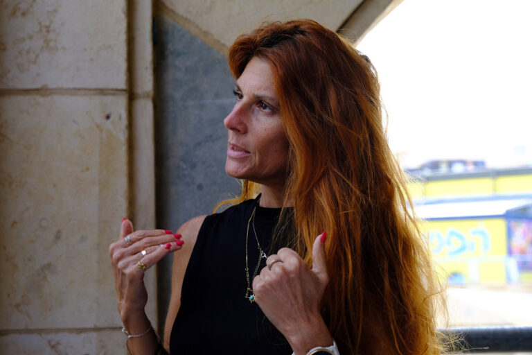 שלומית, אחת ממנהלות החמ"ל האזרחי בראש פינה. "אני מרכזת את הצרכים הבסיסיים, ואומרת לאנשים מה צריך" (צילום: דוד טברסקי)