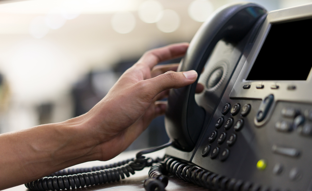 שיחת טלפון למוקד סיוע (צילום אילוסטרציה: Shutterstock)