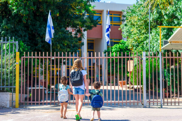 כניסה לבית ספר (צילום: Inna Reznik / Shutterstock)