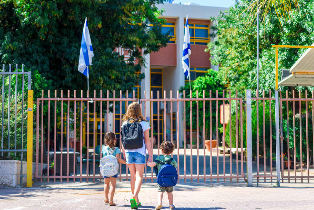 כניסה לבית ספר (צילום: Inna Reznik / Shutterstock)