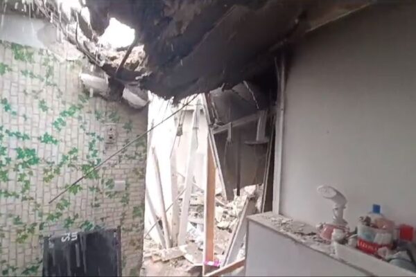 דירה בבניין בתל אביב שנפגעה מרקטה מעזה (צילום: דוברות כבאות והצלה מחוז דן)