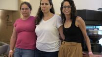 לימור גולדשטיין (במרכז), מנהלת קהילת חוף גיא במלון גלי כנרת (צילום: דוד טברסקי)