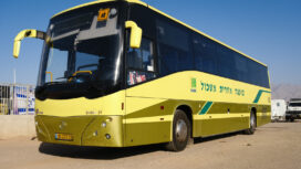 אוטובוס של המועצה האזורית אשכול, שכרגע נעשה בו שימוש באילת עבור הסעה ללוויות (צילום: דוד טברסקי)