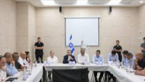 הנשיא הרצוג עם מנהיגי ציבור בדואים ועם נציגי משפחות הנרצחים והנעדרים הבדואים (צילום: עמוס בן גרשום/לע״מ)