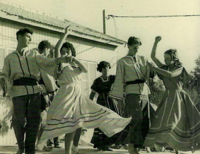 לאה נאור ורועי רוטברג רוקדים בחתונה בנחל עוז, סוף 1955. &quot;עובדים ביום ושומרים בלילה&quot; (צילום: אלבום פרטי)