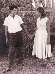 מרדכי ולאה נאור בחתונתם בנחל עוז, אוקטובר 1955 (צילום: אלבום פרטי)