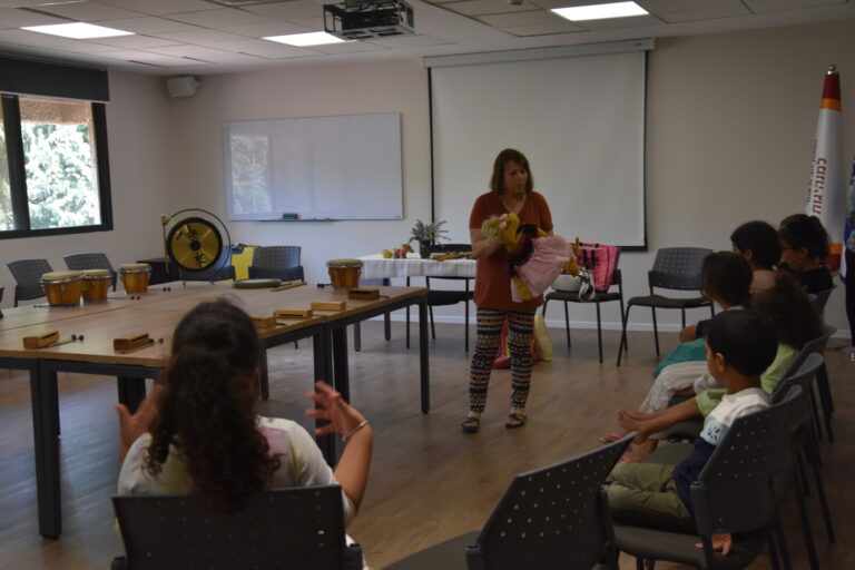 Music activities for children of residents from Sderot and Ashkelon who are being hosted at the Histadrut’s International Institute of Leadership. (Photo: Hadas Yom Tov)