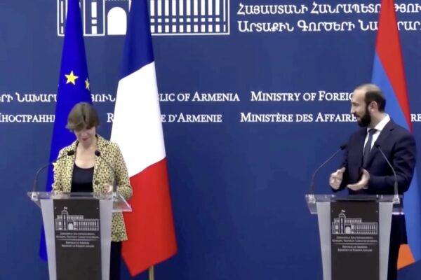 שר החוץ הארמני אררט מירזויאן ומקבילתו הצרפתית קתרין קולונה בפגישתם בארמניה (צילום: Reuters)