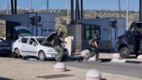 זירת הפיגוע במחסום המנהרות (צילום ארכיון: דוברות המשטרה)