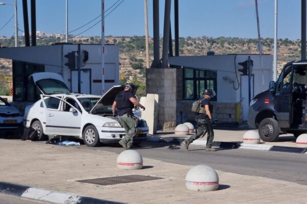זירת הפיגוע במחסום המנהרות (צילום ארכיון: דוברות המשטרה)