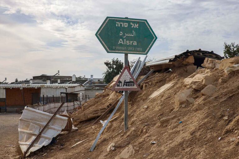 הכניסה לכפר הלא מוכר אלסרה. "500 תושבים ב-55 בתים" (צילום: כדיה לוי)