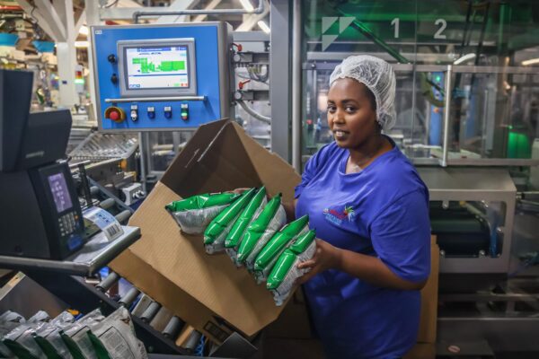 עובדת במפעל שטראוס מלוחים בשדרות (צילום: כדיה לוי)