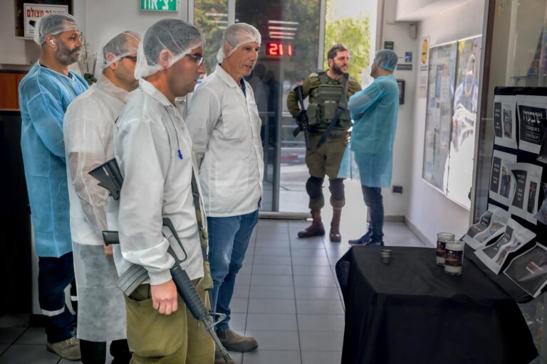 פינת הזכירון לקורבנות שביעי באוקטובר במפעל שטראוס מלוחים בשדרות. "יש אנשים שהראש שלהם עדיין באותה שבת בממ"ד, ועוד לא הצליחו לצאת למטבח ולסלון" (צילום: כדיה לוי)
