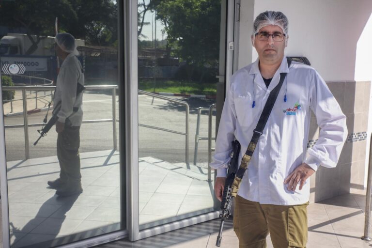 אריאל בן יעיש מנהל הייצור "הוספנו עוד מיגונים מעבר למה שהיה. הביטחון עוזר לחזור לשגרה" (צילום: כדיה לוי)