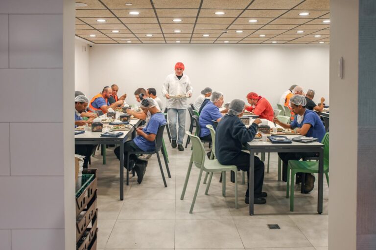 חדר האוכל במפעל. "חדר האוכל זה חלק מתחושת הבית, וזה מאוד חשוב לעובדים" (צילום: כדיה לוי)