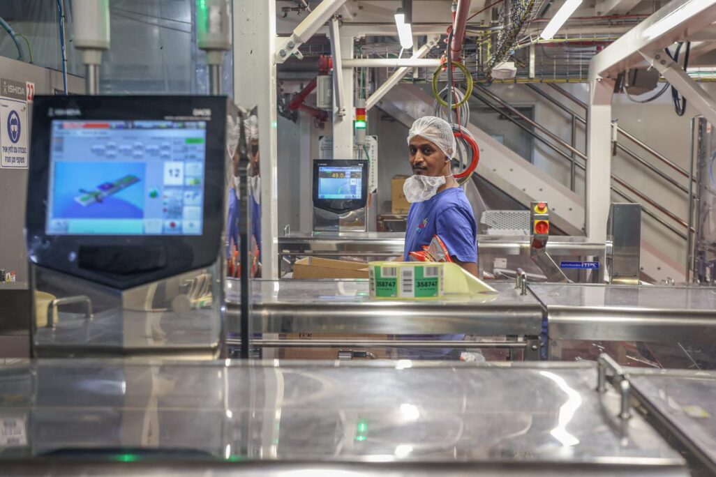 עובד במפעל שטראוס מלוחים בשדרות (צילום: כדיה לוי)