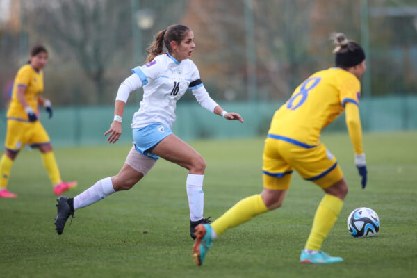 שירה אלינב במדי נבחרת הנשים בכדורגל מול קזחסטן בליגת האומות (צילום: אסי קיפר ההתאחדות לכדורגל בישראל)