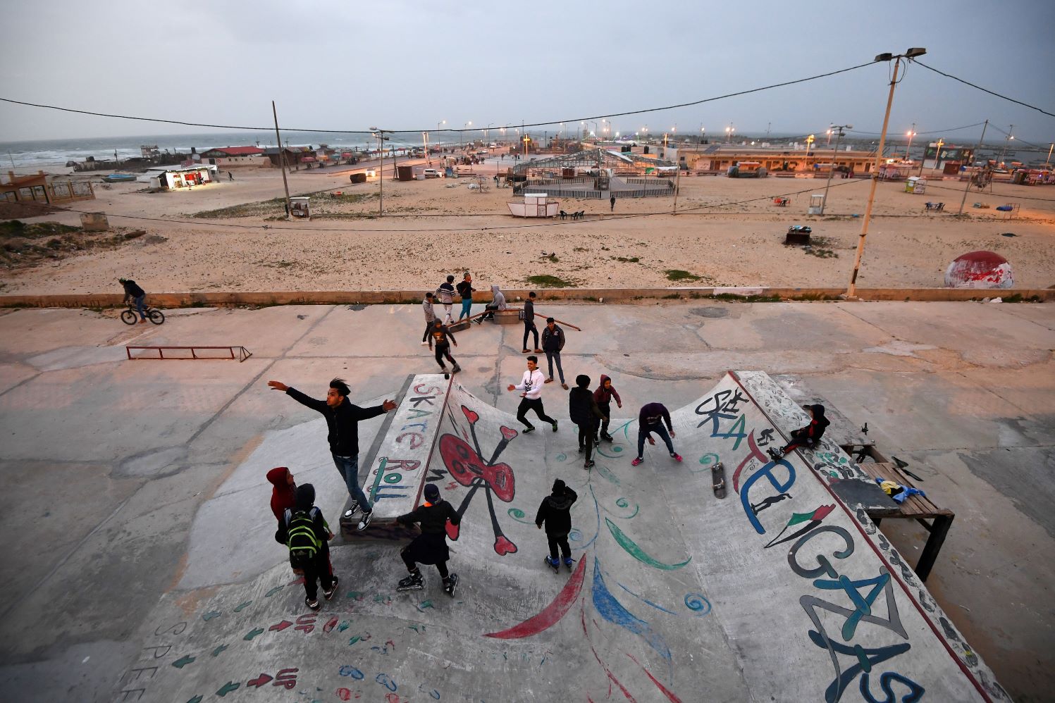 مجموعة من المتزلجين الغزيين في منتزه تزلج في قطاع غزة، 2019 (REUTERS/Dylan Martinez)