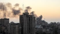 תקיפות של צה״ל בלב העיר עזה (צילום: REUTERS/Mohammed Al-Masri)