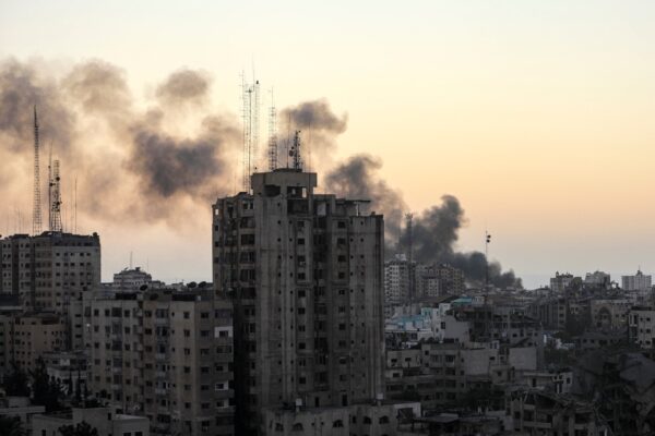 תקיפות של צה״ל בלב העיר עזה (צילום: REUTERS/Mohammed Al-Masri)