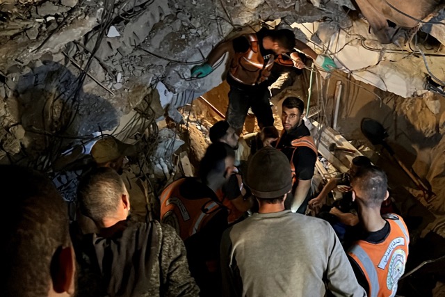 אנשי רפואה פלסטיניים בעזה מפנים ניצולים מההריסות לאחר תקיפות חיל האוויר ברצועה (צילום: REUTERS/Mutasem Murtaja)