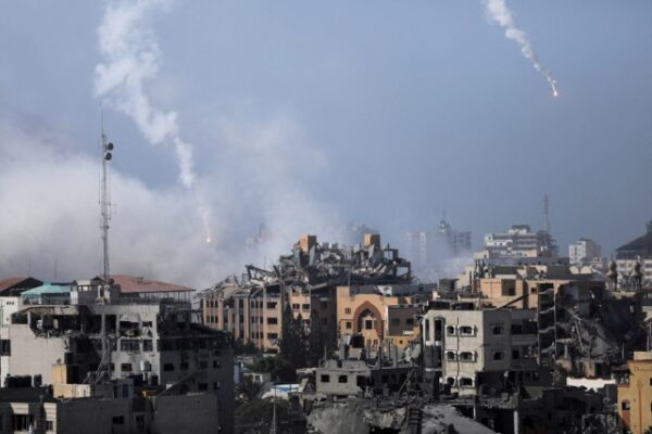 תקיפות של צה״ל במרכז העיר עזה (צילום: REUTERS/Mohammed Al-Masri)