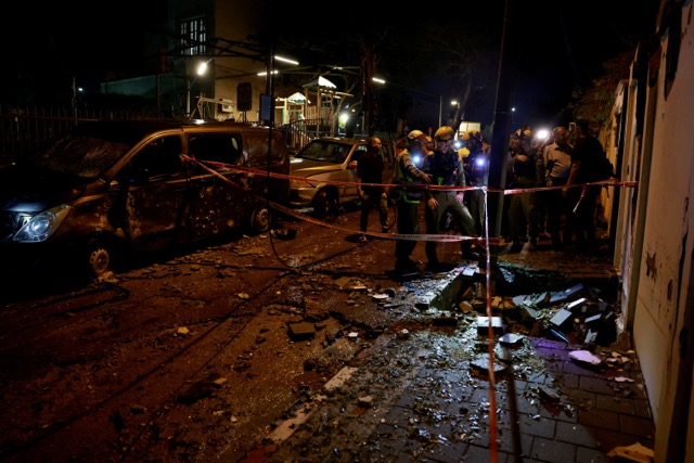 זירת נפילת רקטה בתל אביב (צילום: REUTERS/Ammar Awad)