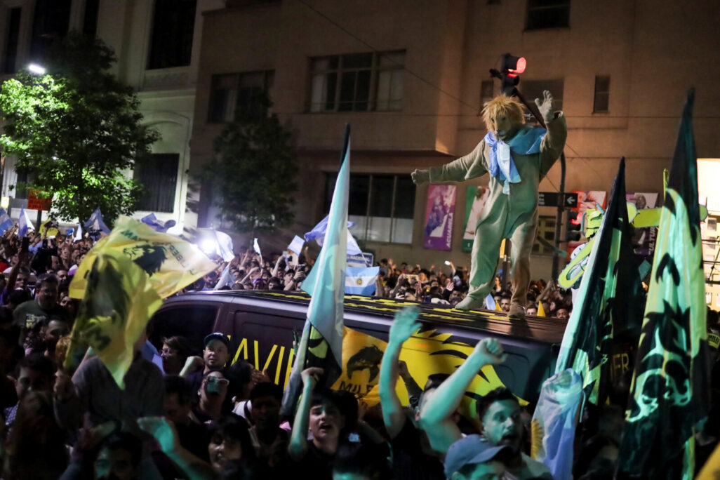 תומכי מיליי חוגגים בבואנוס איירס. האריה מסמל את מיליי (צילום: REUTERS/Cristina Sille)
