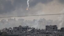 פצצות עשן של צה״ל בשכונת ג׳באליה ברצועת עזה (צילום: REUTERS/Alexander Ermochenko)